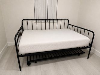 Full size day bed with trundle
