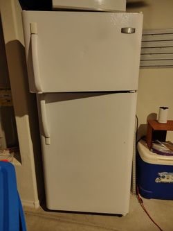 White Frigidaire refrigerator Works!!