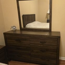 Like new bedroom set with like new mattress 