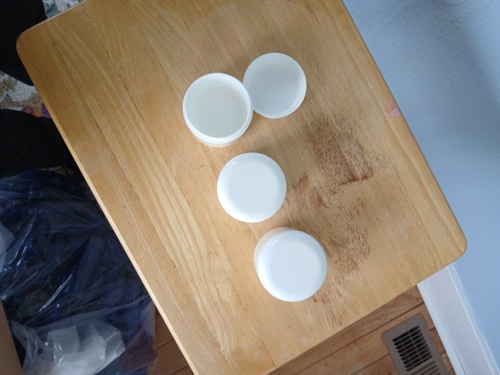 1/2 Oz White Plastic Cosmetic Jars 