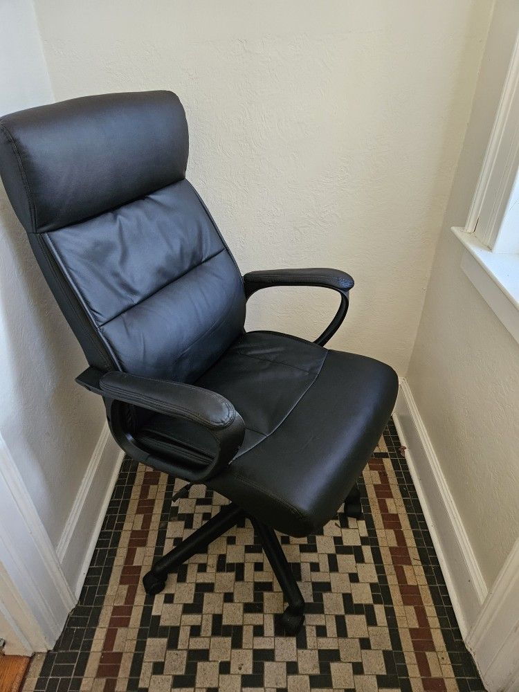Staples Rutherford Luxura Ergonomic Faux Black Leather Swivel Manager Office Desk Chair