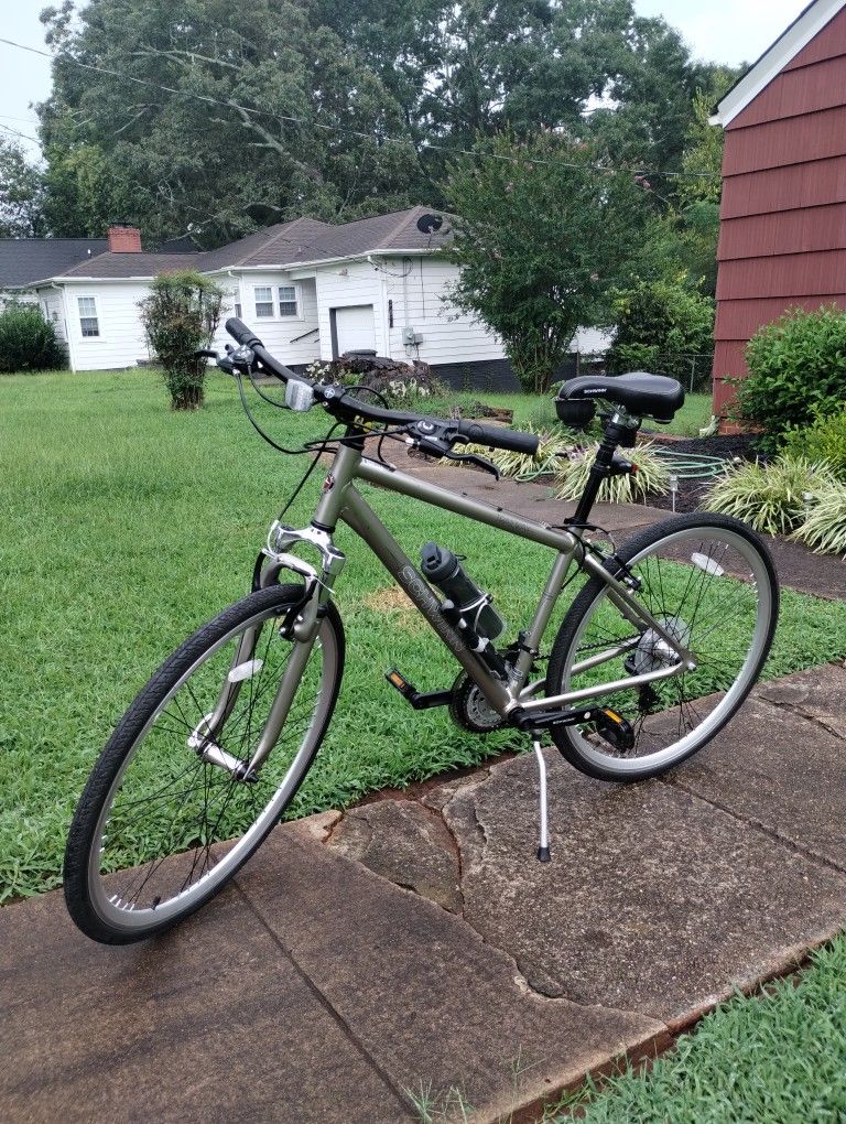 Like New Schwinn Nen's Trailway 700c Hybrid Bike, 27" Medium and Large.
Lightly used, looks like new. Prices in stores and online range from $370 to $