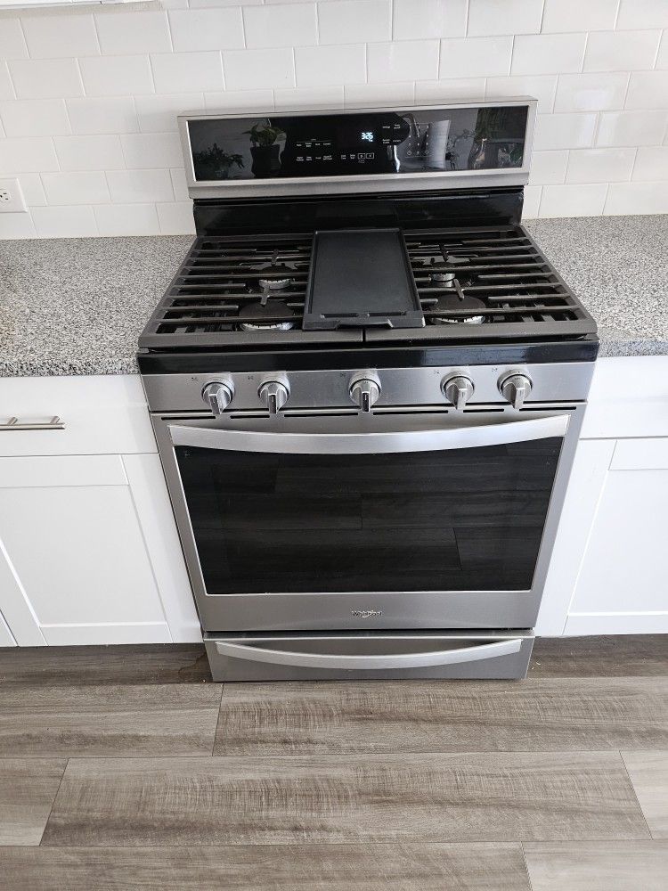 Whirlpool 5.8 cu. ft. Smart Freestanding Gas Range with EZ-2-Lift Grates