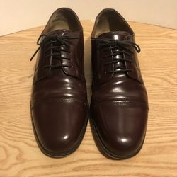 Men’s Bostonian Classics Flex First size 10M brown oxfords dress shoes. The heels have some worn places and disclosing