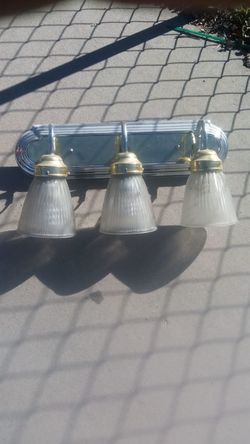 Lámparas $5,ventiladores $15colchón KS.$30 luz y espejo de ram 2004 $30