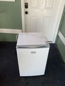 Brand new black+decker 2.5 cu ft mini fridge