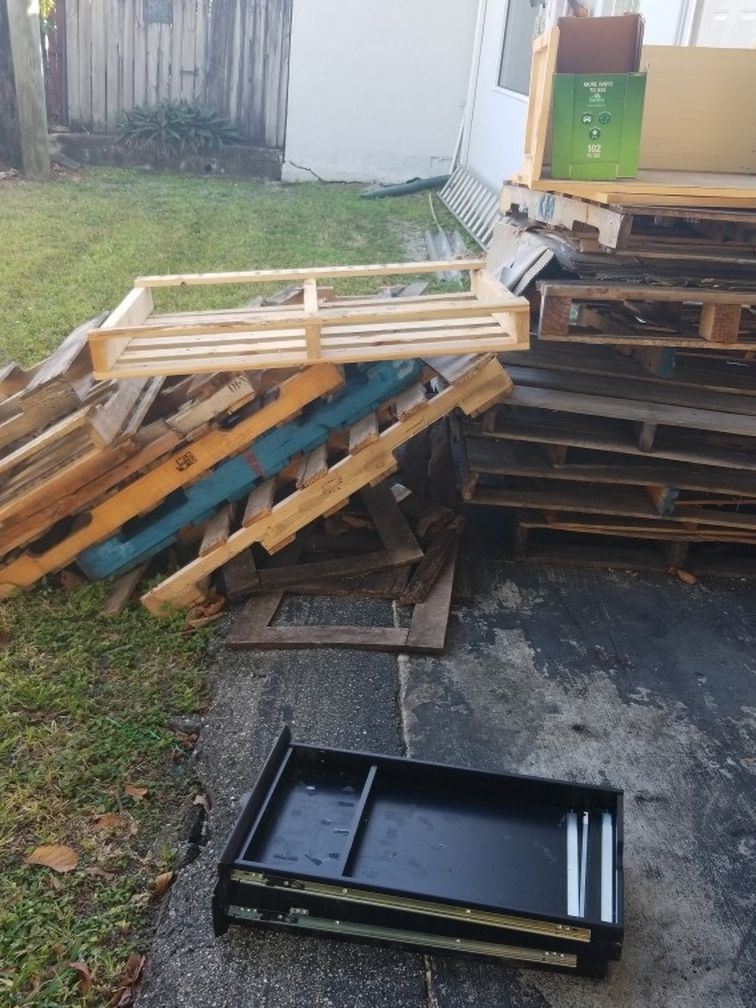 Free pallets first come first serve