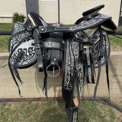 Silla charra negra bordada 15.5 NUEVA 