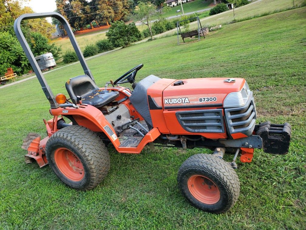 Kubota B7300 Tractor