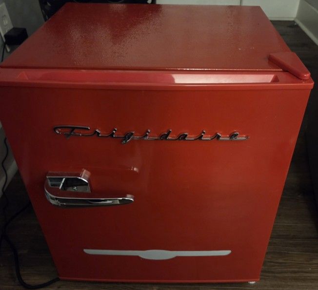 Frigidaire Retro Mini Fridge – 1.6 Cu. Ft. – Red