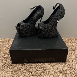 Very Cute Platform With No Heel Very Comfortable Size 8 1/2 $12Like New 