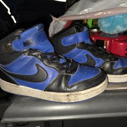 kids boys child Nike  shoes sneakers size  2.5 y