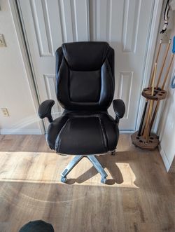 Desk chair / rolling office chair