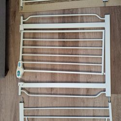 Regalo Baby/Pet Gate. 30 In Tall, Up To 44 In Wide