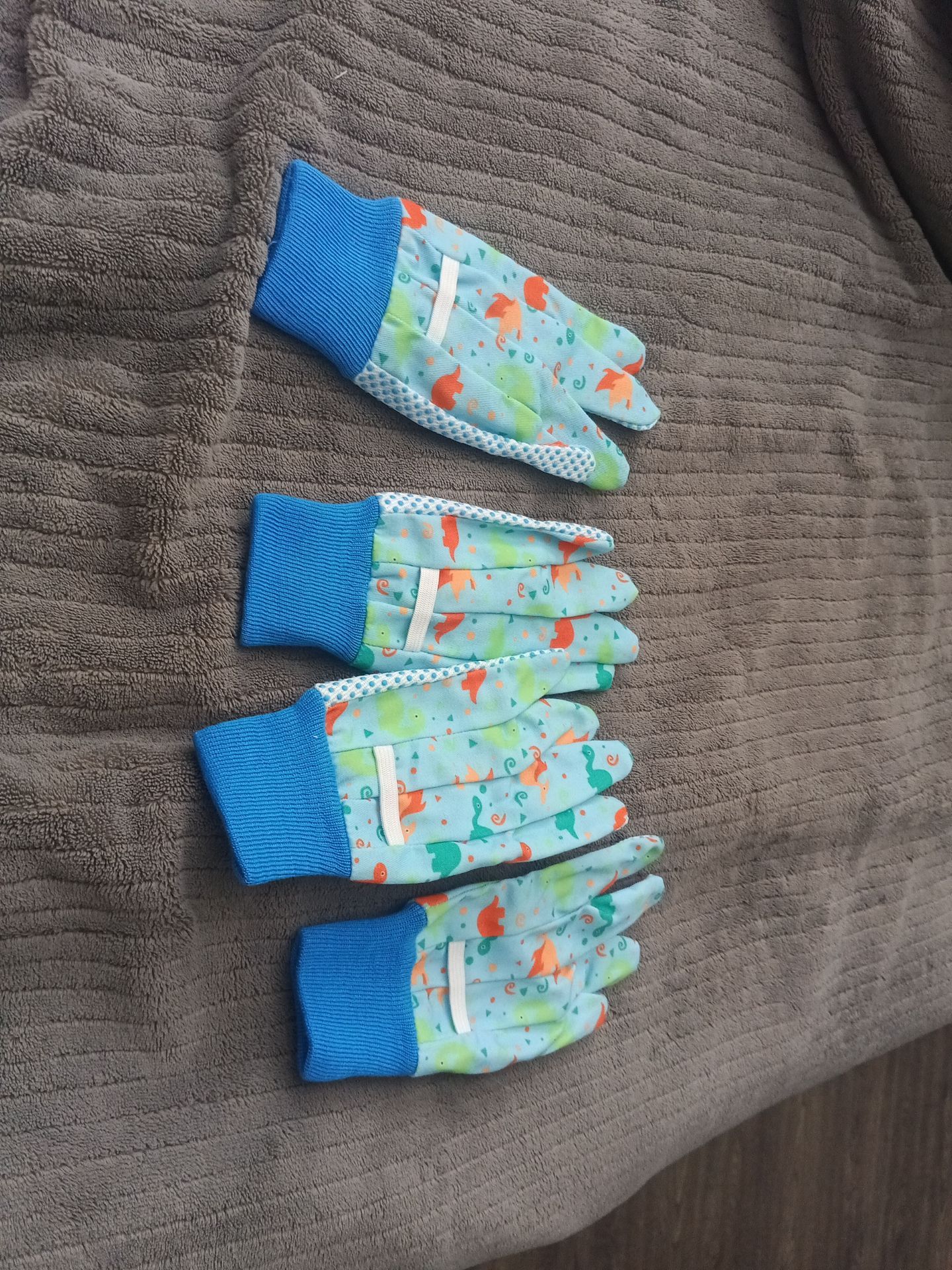 Kids dinosaur gloves