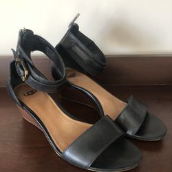 Ugg Wedge Sandal Size 7.5