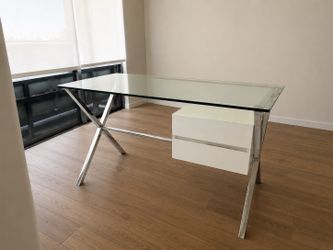 High gloss desk from Copenhagen Furniture