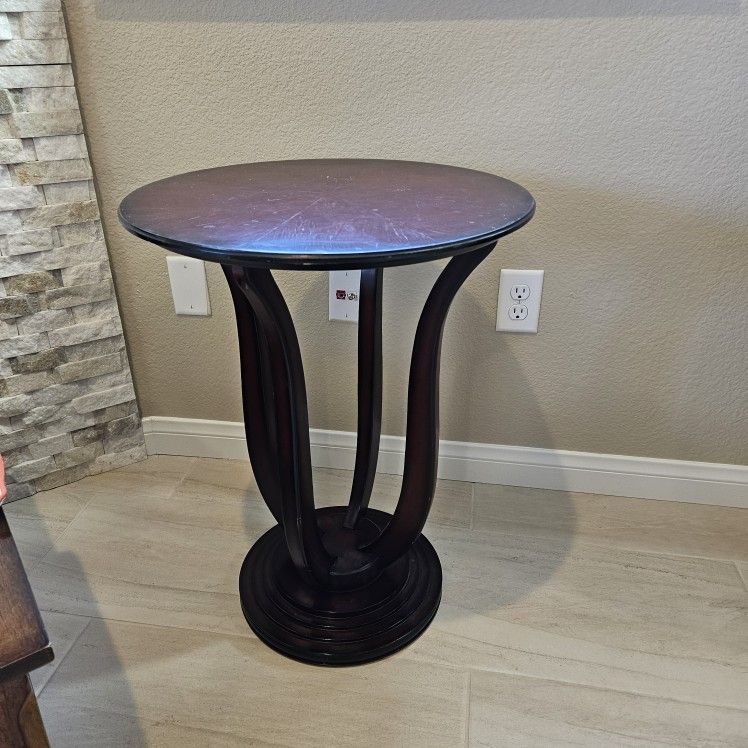 FREE Round Accent Table – Elegant Pedestal Design