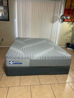 QUEEN SIZE SEALY HYBRID LIKE NEW