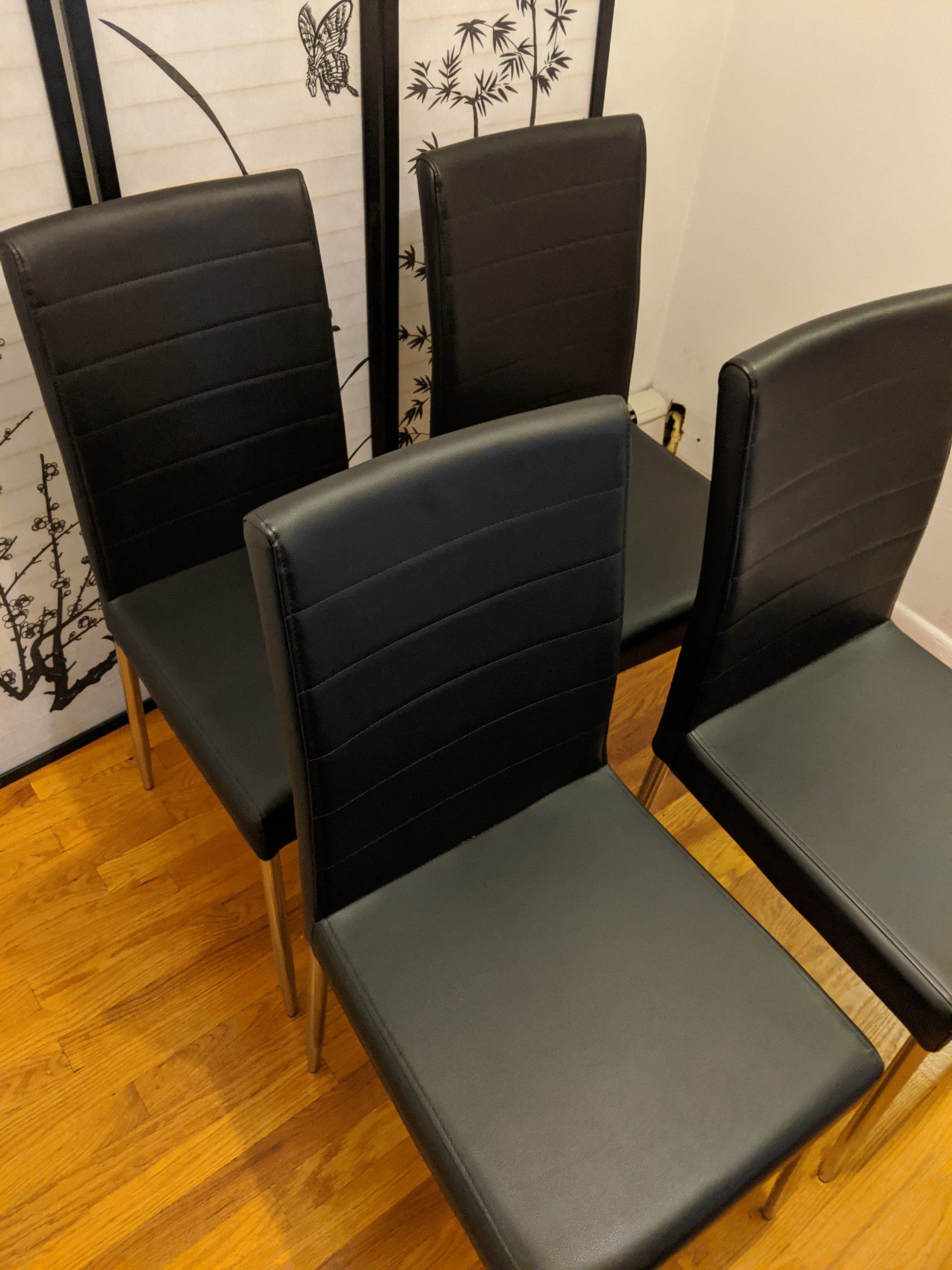 Set of 4 Black leather dining room/ kitchen chairs!