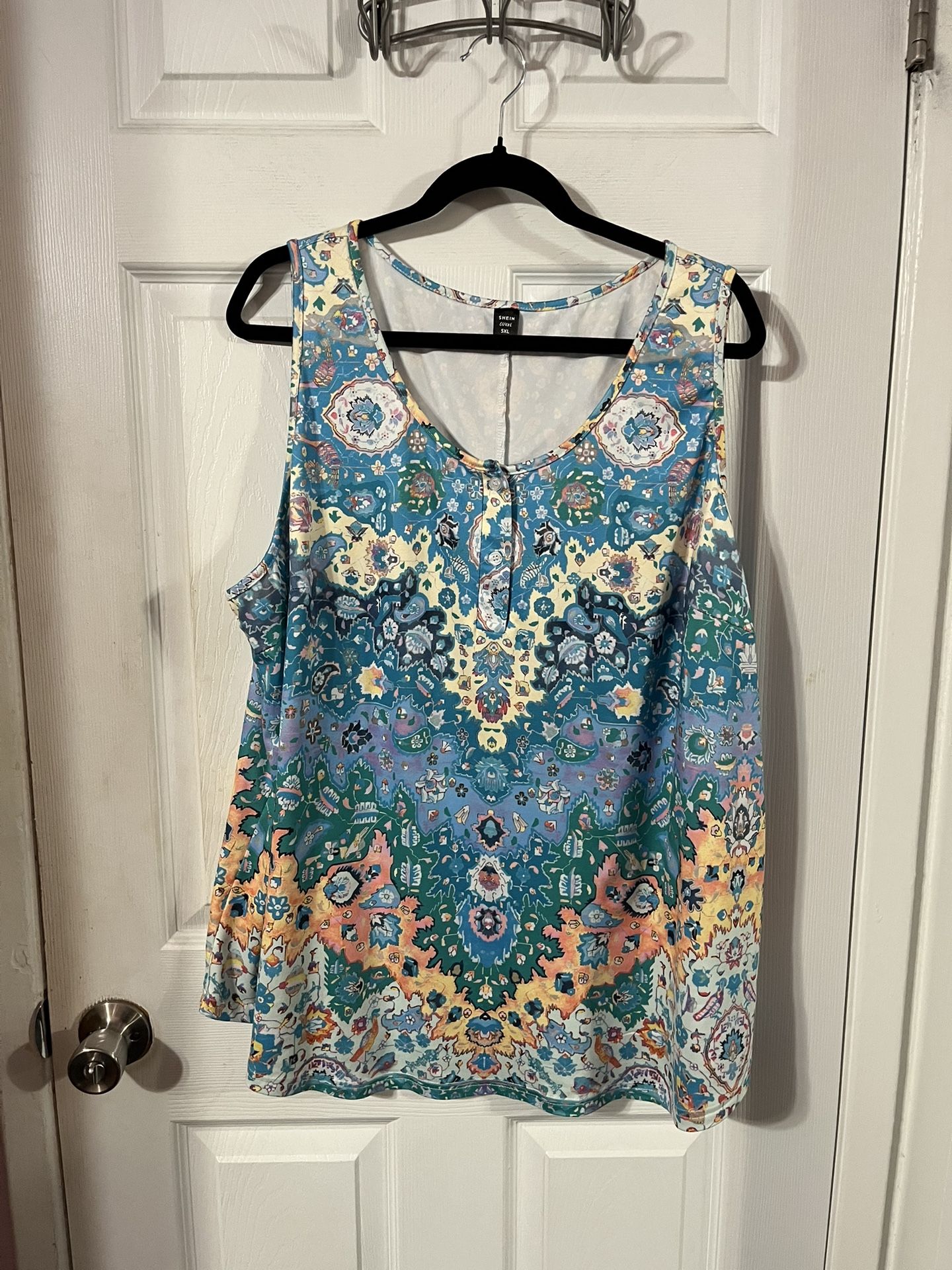 Women’s Size 5X (looks like it runs small more like a 3X) Tunic Length sleeveless top. Brand new never wore.