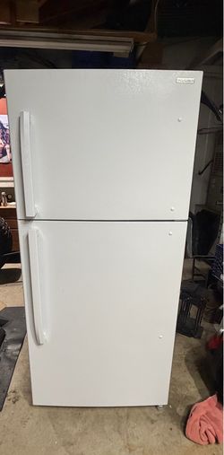Insignia 18 Cu ft top mount white fridge