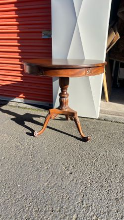 Mid 20th Century Antique English Visit > Georgian Style Mahogany Round. Table 