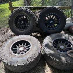 Selling a set fof dirty pro bead locks 