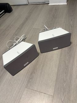 Pair of White Sonos Play:3 Speakers + Wall Mount