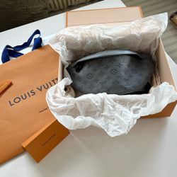 Nearly New  LOUIS VUITTON Discovery Bumbag