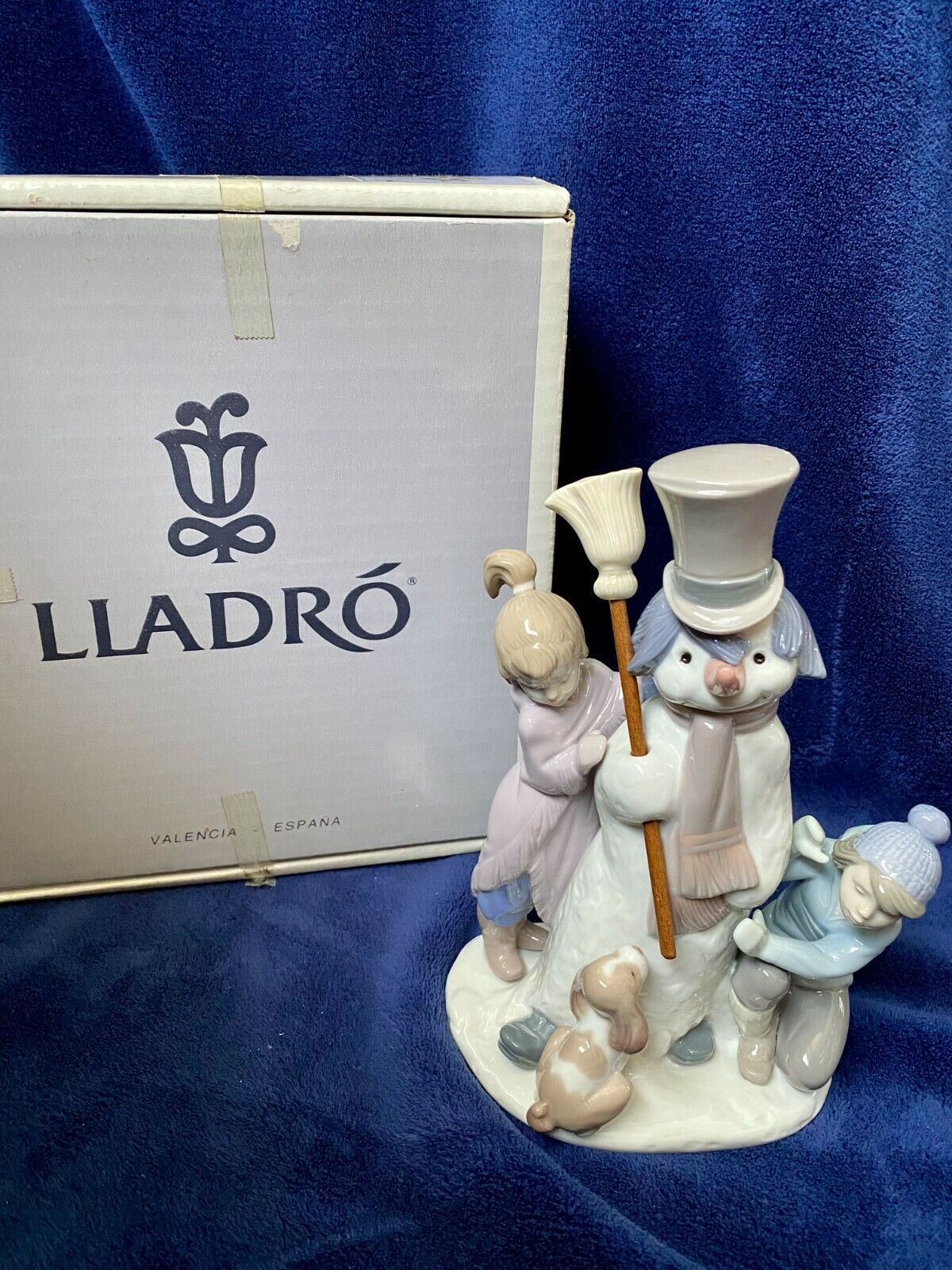 Lladro The Snow Man Item # 5713 RETIRED Mint cond w/ box Christma