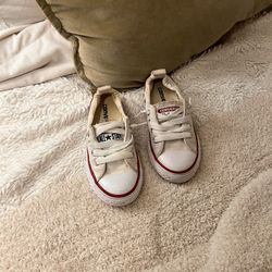 Kid White Converse Low Top Size 10.5 Kids Size 