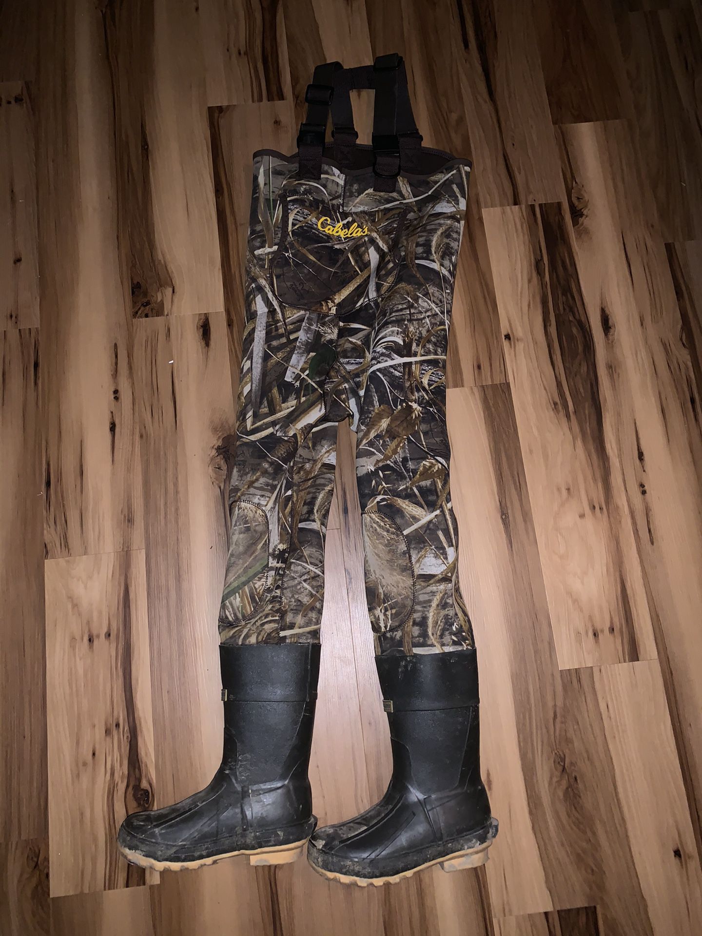 Youth waders w/boots size 4 Cabela’s. Reinforced knees camouflage