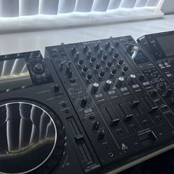 2 × Pioneer DJ XDJ-1000MK2 1 × Pioneer DJ DJM-900NXS2 Mixer 