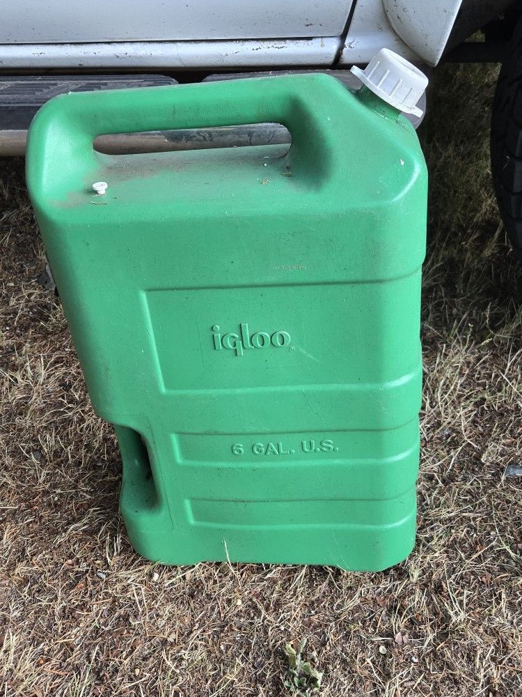 IGLOO 6-GALLON PLATIC POTABLEWATER JUG
