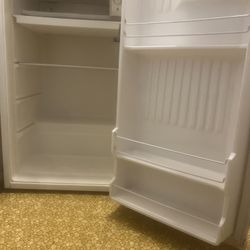 Whirl Pool Mini Fridge 