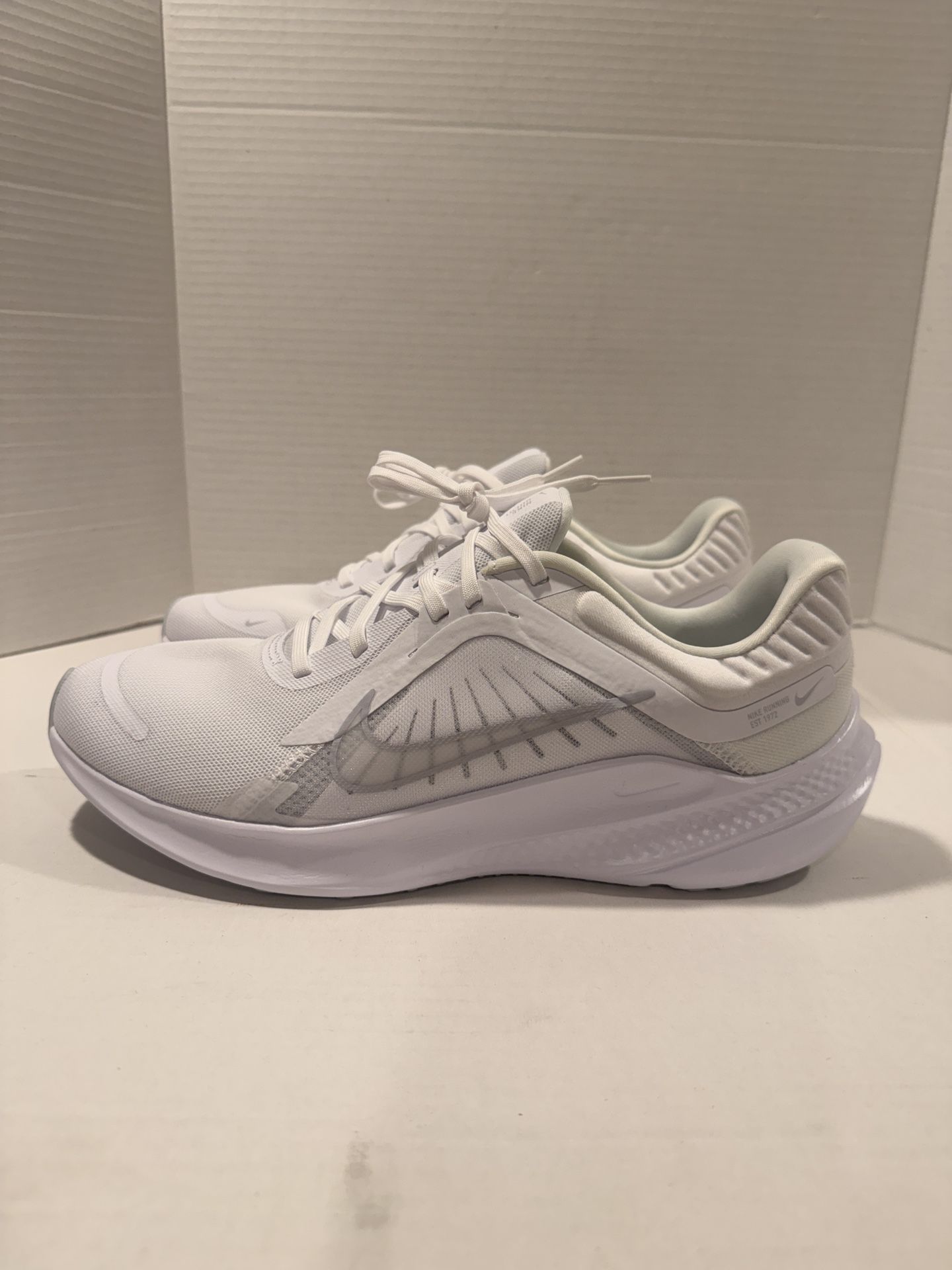 Brand NEW Size 11 Nike Quest 5 Men's Running Shoes