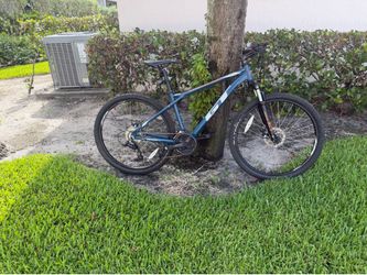 GT aggressor medium frame 27.5 inch wheel 24 speed mountain bike