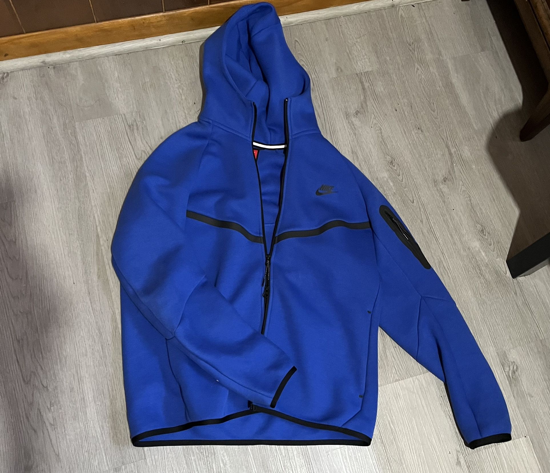 Selling this blue nike tech, Men’s Large.