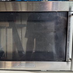 BLACK+DECKER Countertop Microwave – Model EM720CPN-PMB