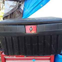 Lockable storage bin
