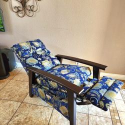 La-Z-Boy Nouveau Low Leg Power Reclining Chair

Nice