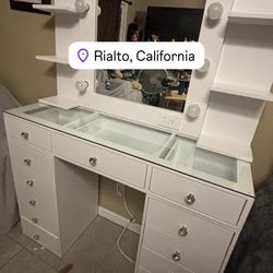 New Makeup Vanity  Free Lightbulbs Included