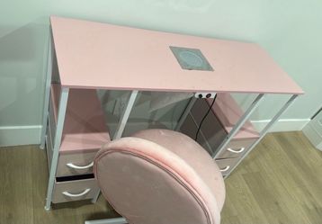 Nail desk and chair