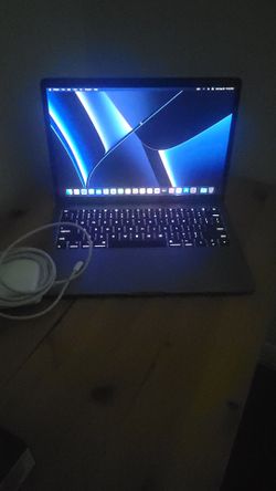 Apple MacBook Pro 13 2017 in 8 GB ram 250 GB hard drive with charger