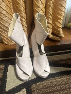 White Mini Boot Size 7.5