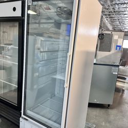 Ice bag merchandiser 