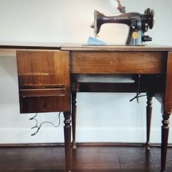 Electric hideaway vintage 1930 singer, sewing machine in wooden cabinet. Model 15-91