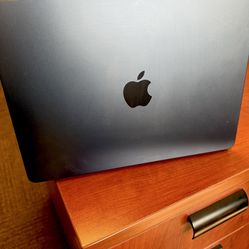 MacBook Air M2 (2022) – 16GB RAM – Midnight – Works Perfect (Minor Screen Crack)