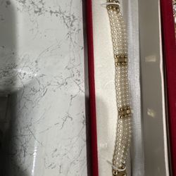 Triple-Strand Pearl Bracelet with Gold Accents – Elegant Vintage Style